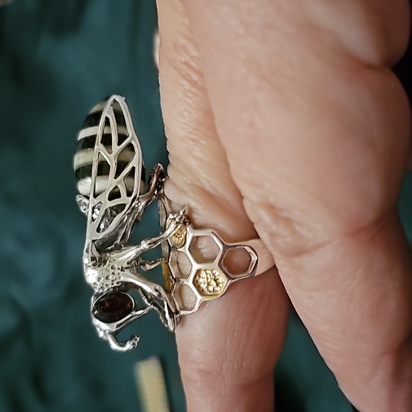 Sterling Silver Amber Large Honeycomb Bee Ring - Picture 4 of 5